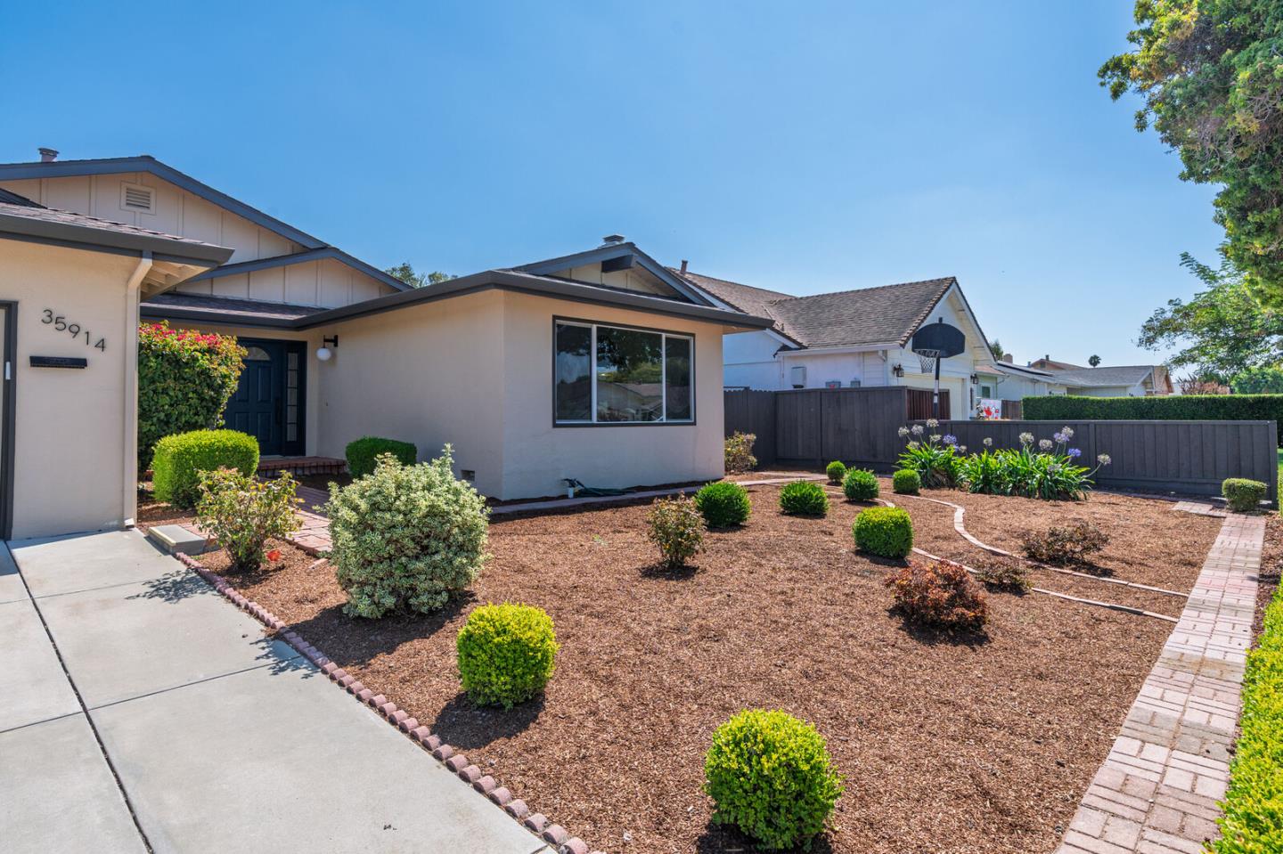 Detail Gallery Image 2 of 24 For 35914 Burning Tree Dr, Newark,  CA 94560 - 3 Beds | 2 Baths