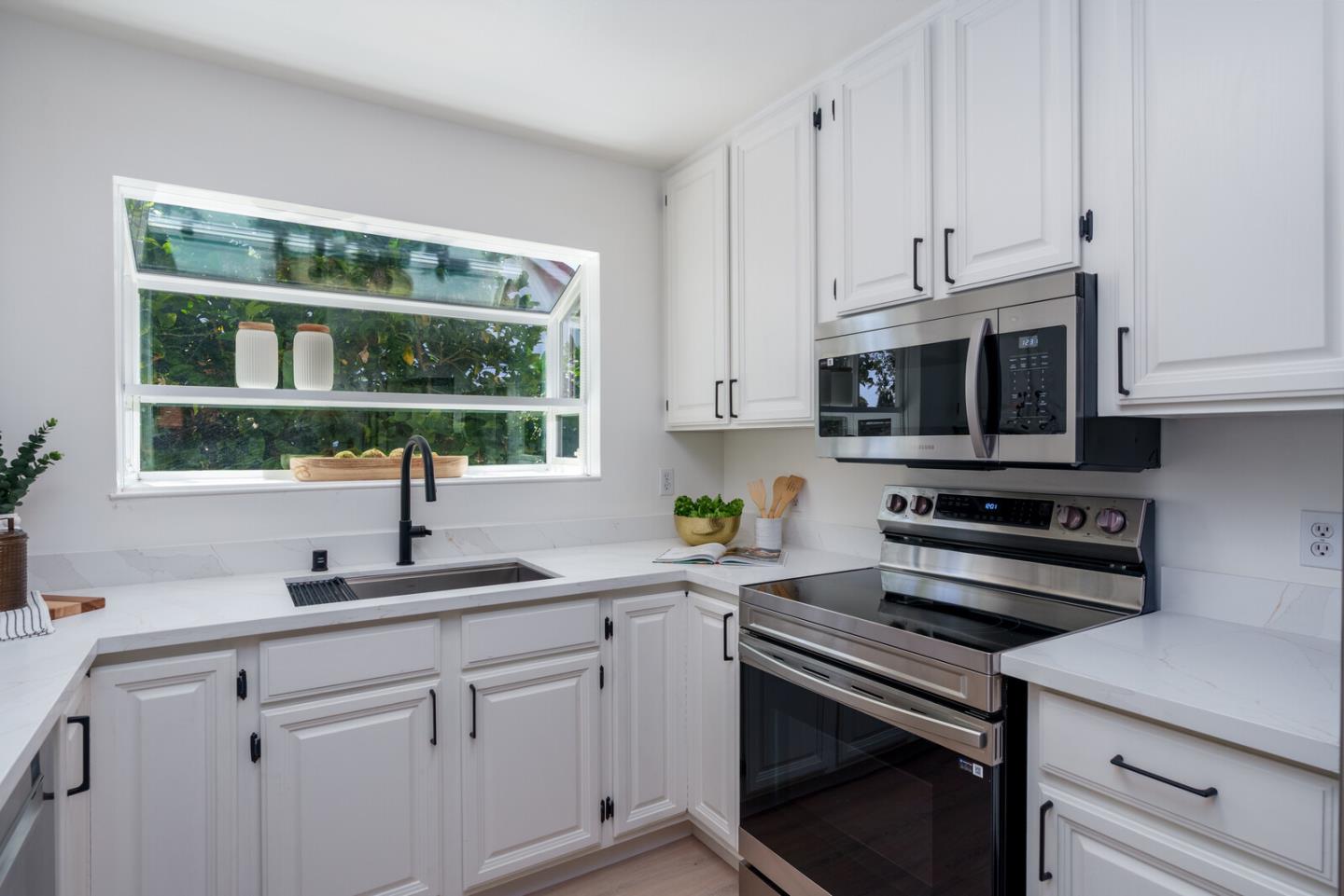 Detail Gallery Image 3 of 24 For 35914 Burning Tree Dr, Newark,  CA 94560 - 3 Beds | 2 Baths