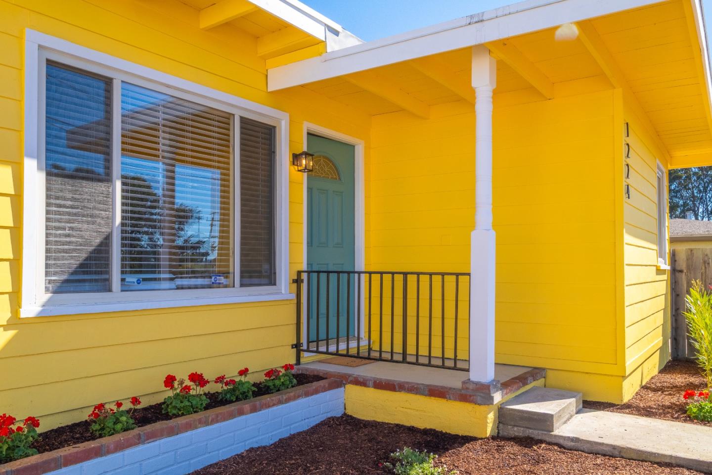 Detail Gallery Image 3 of 32 For 1224 Harding St, Seaside,  CA 93955 - 2 Beds | 1 Baths