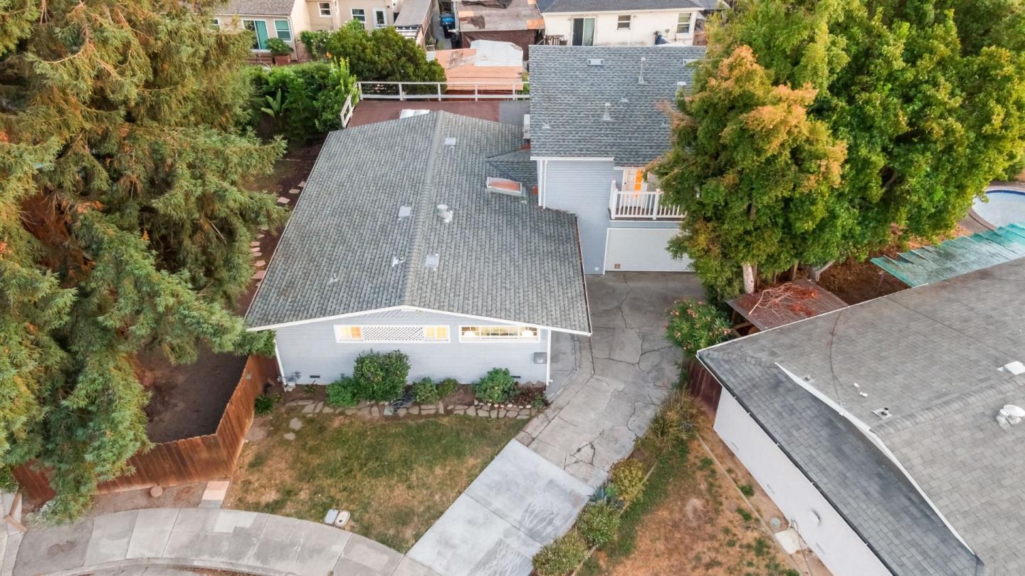 Detail Gallery Image 2 of 34 For 22 Wayne Ct, Redwood City,  CA 94063 - 4 Beds | 3 Baths