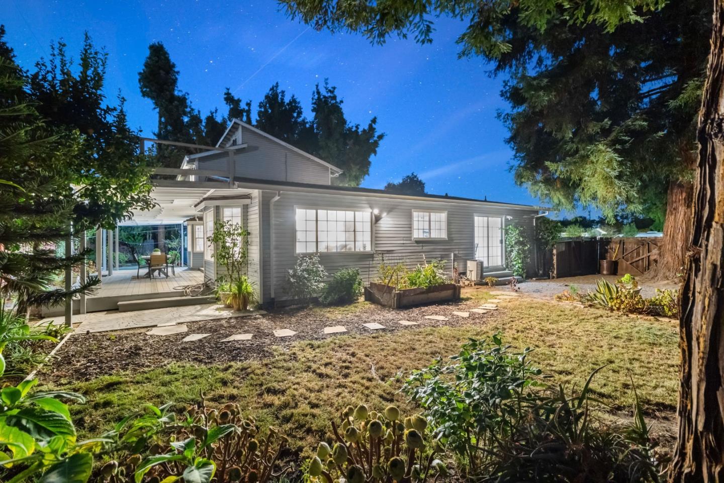 Detail Gallery Image 3 of 34 For 22 Wayne Ct, Redwood City,  CA 94063 - 4 Beds | 3 Baths