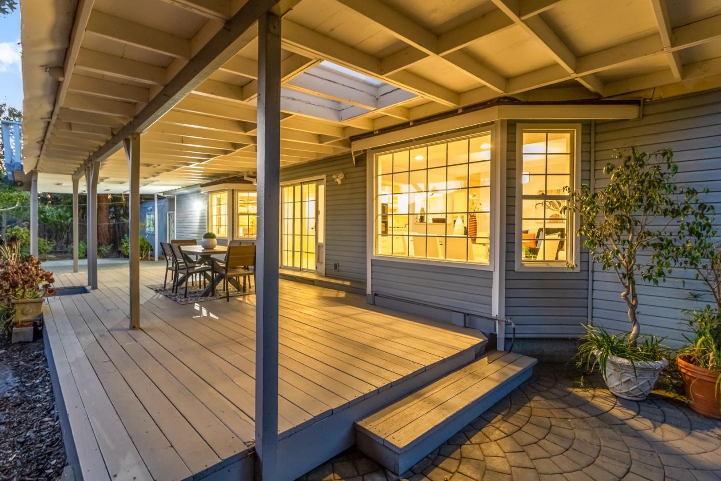 Detail Gallery Image 4 of 34 For 22 Wayne Ct, Redwood City,  CA 94063 - 4 Beds | 3 Baths