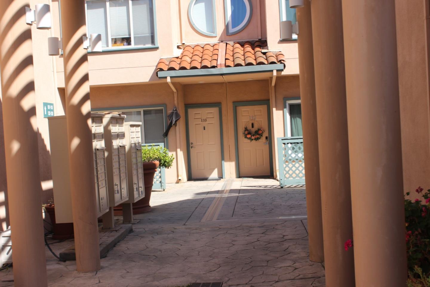 Detail Gallery Image 3 of 11 For 25 Mcaker Ct #109,  San Mateo,  CA 94403 - 3 Beds | 2/1 Baths