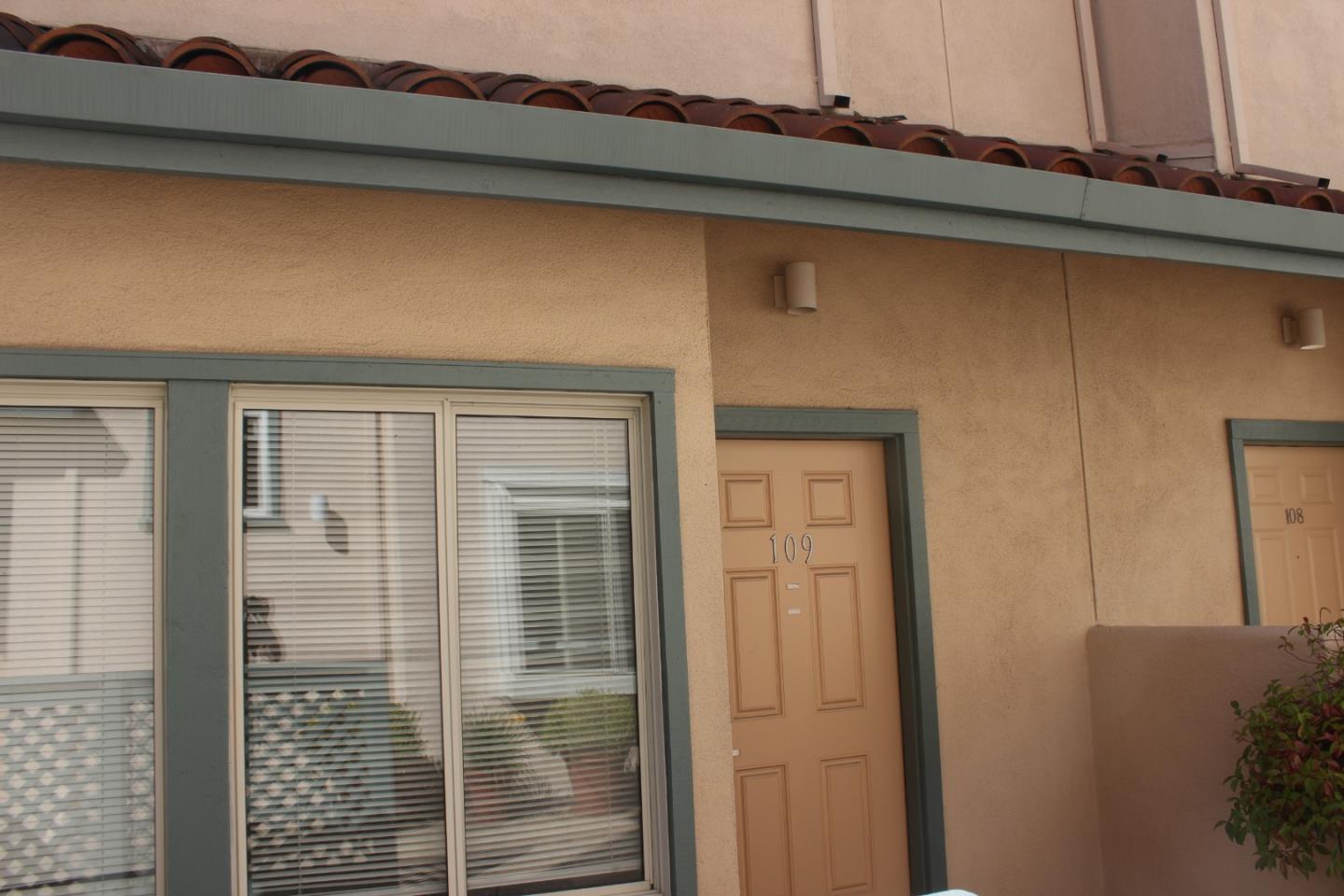 Detail Gallery Image 4 of 11 For 25 Mcaker Ct #109,  San Mateo,  CA 94403 - 3 Beds | 2/1 Baths