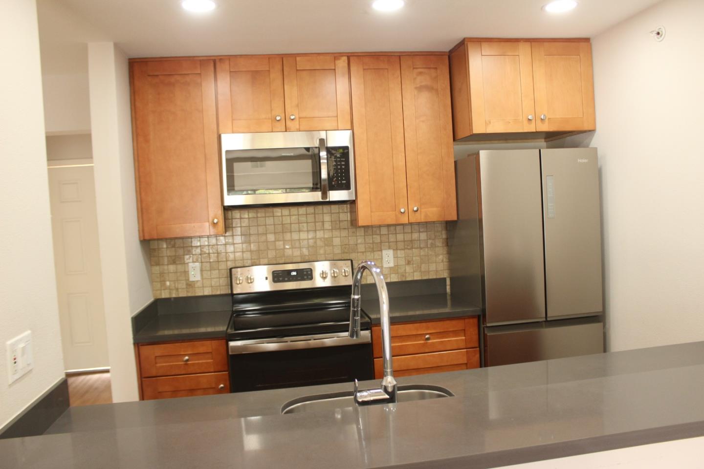 Detail Gallery Image 5 of 11 For 25 Mcaker Ct #109,  San Mateo,  CA 94403 - 3 Beds | 2/1 Baths