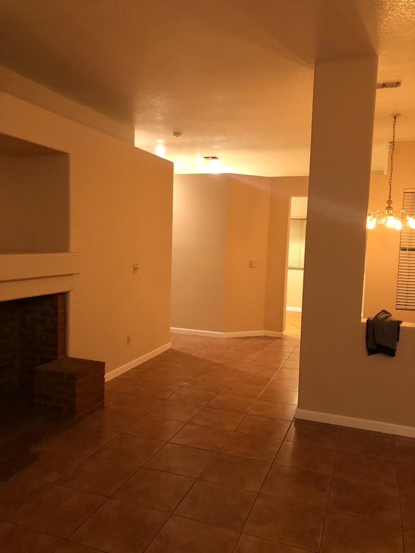 Detail Gallery Image 3 of 7 For 8584 Canyon Brook Way, Elk Grove,  CA 95624 - 3 Beds | 2 Baths