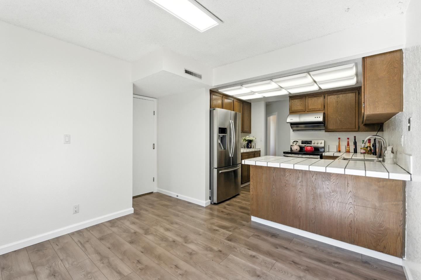 Detail Gallery Image 10 of 33 For 602 Ironwood Rd, Alameda,  CA 94502 - 2 Beds | 2/1 Baths