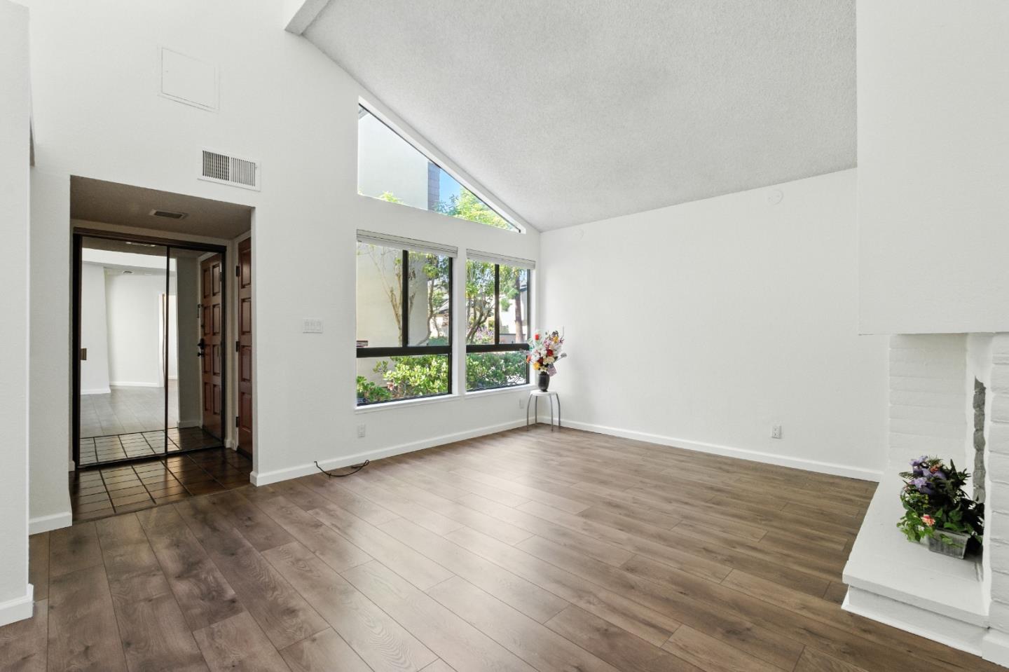 Detail Gallery Image 4 of 33 For 602 Ironwood Rd, Alameda,  CA 94502 - 2 Beds | 2/1 Baths