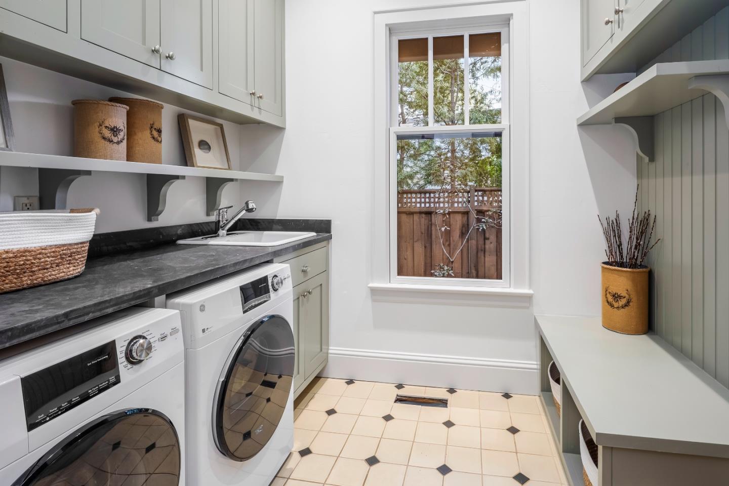 Detail Gallery Image 18 of 25 For 1224 Whitaker Way, Menlo Park,  CA 94025 - 6 Beds | 5 Baths