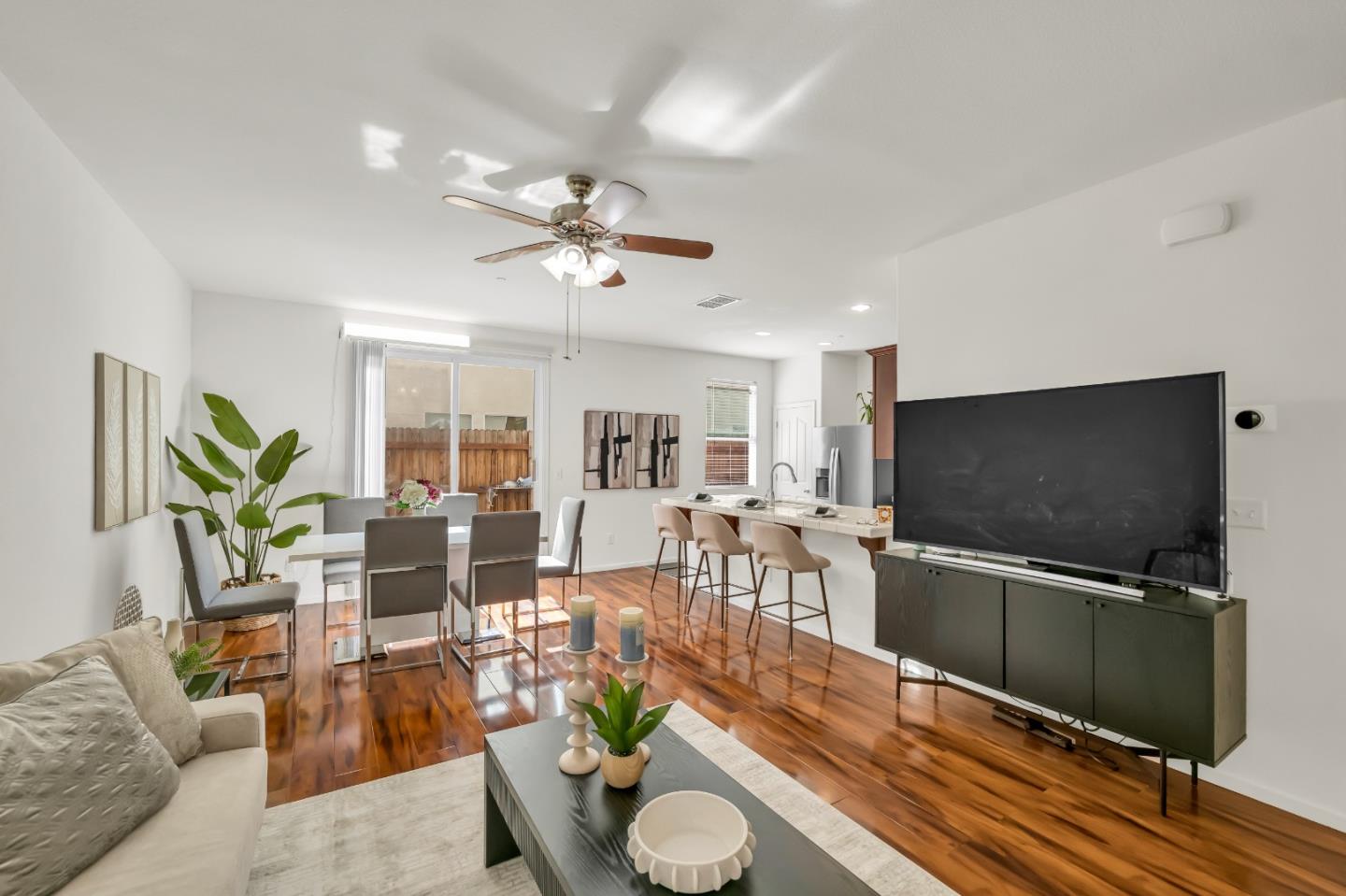 Detail Gallery Image 4 of 31 For 8902 Cobble Crest Dr, Sacramento,  CA 95829 - 4 Beds | 2/1 Baths