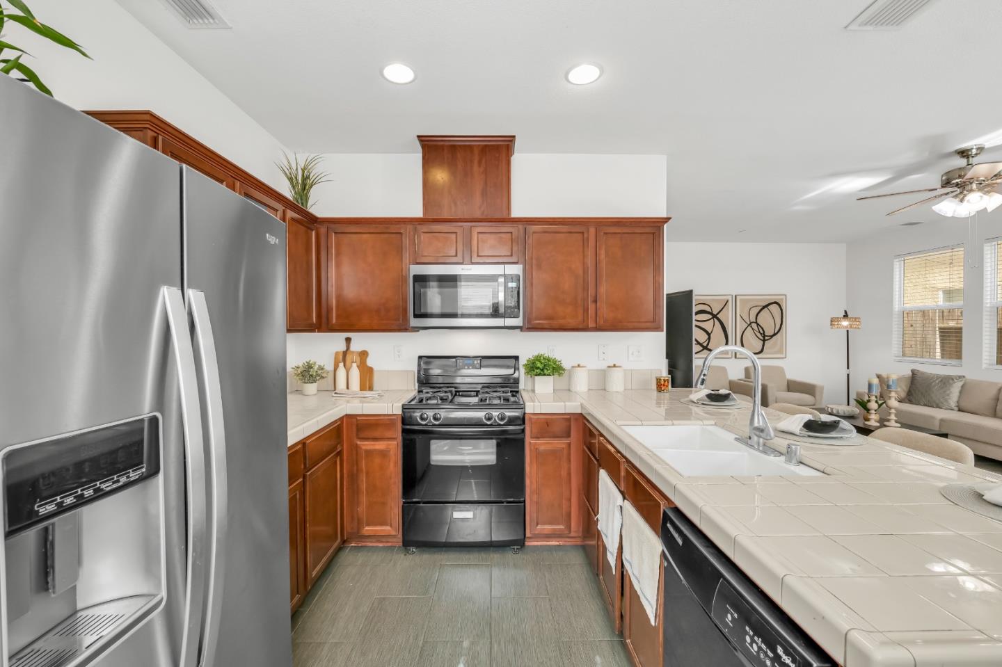 Detail Gallery Image 8 of 31 For 8902 Cobble Crest Dr, Sacramento,  CA 95829 - 4 Beds | 2/1 Baths