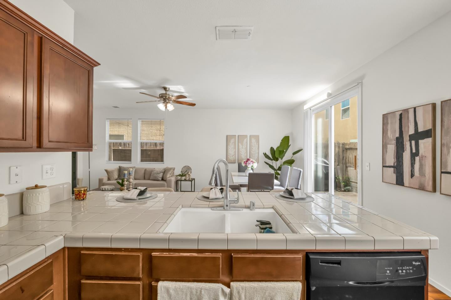 Detail Gallery Image 9 of 31 For 8902 Cobble Crest Dr, Sacramento,  CA 95829 - 4 Beds | 2/1 Baths