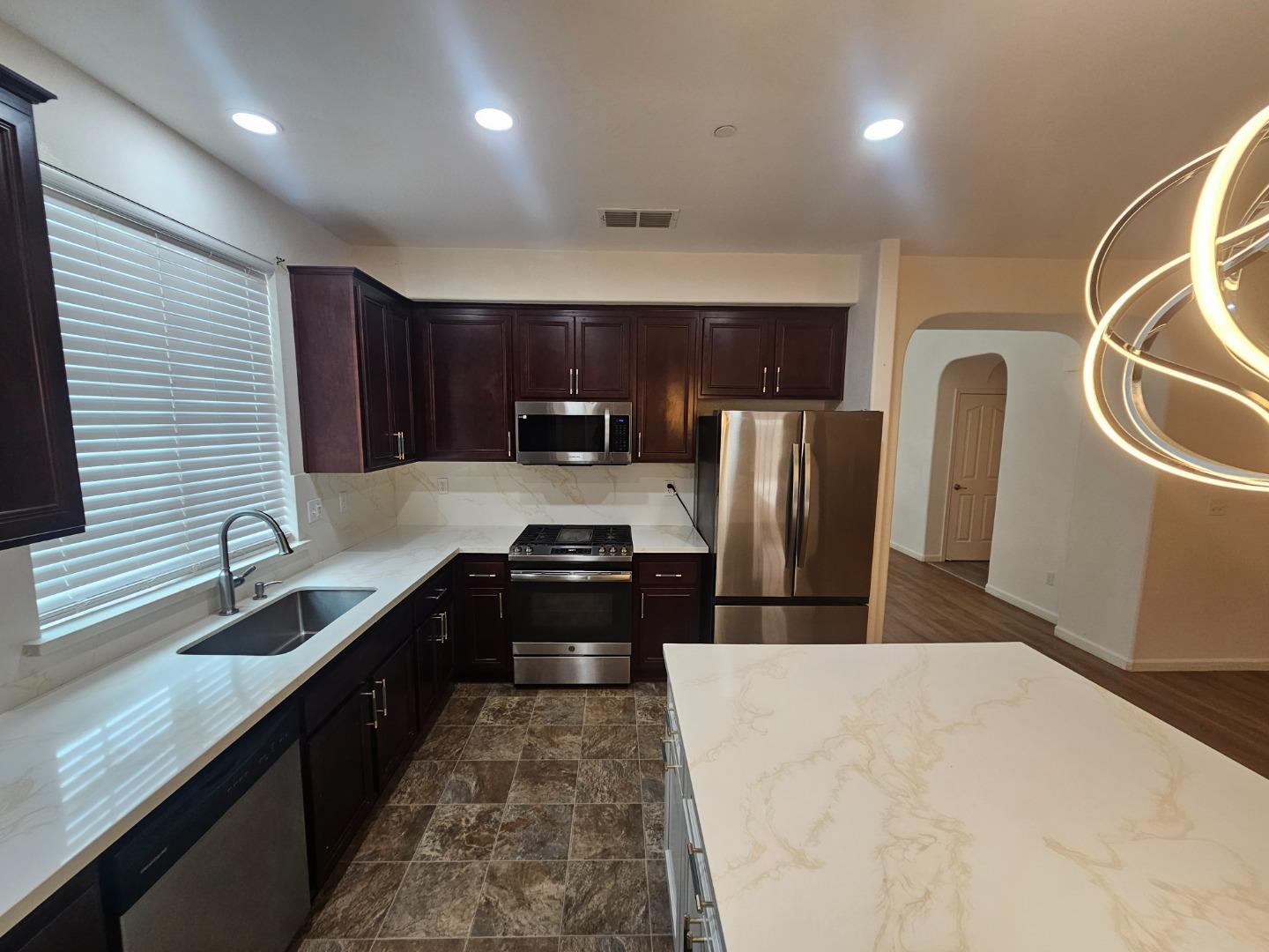 Detail Gallery Image 11 of 39 For 13721 Santa Lucia Dr, Gustine,  CA 95322 - 5 Beds | 3/1 Baths