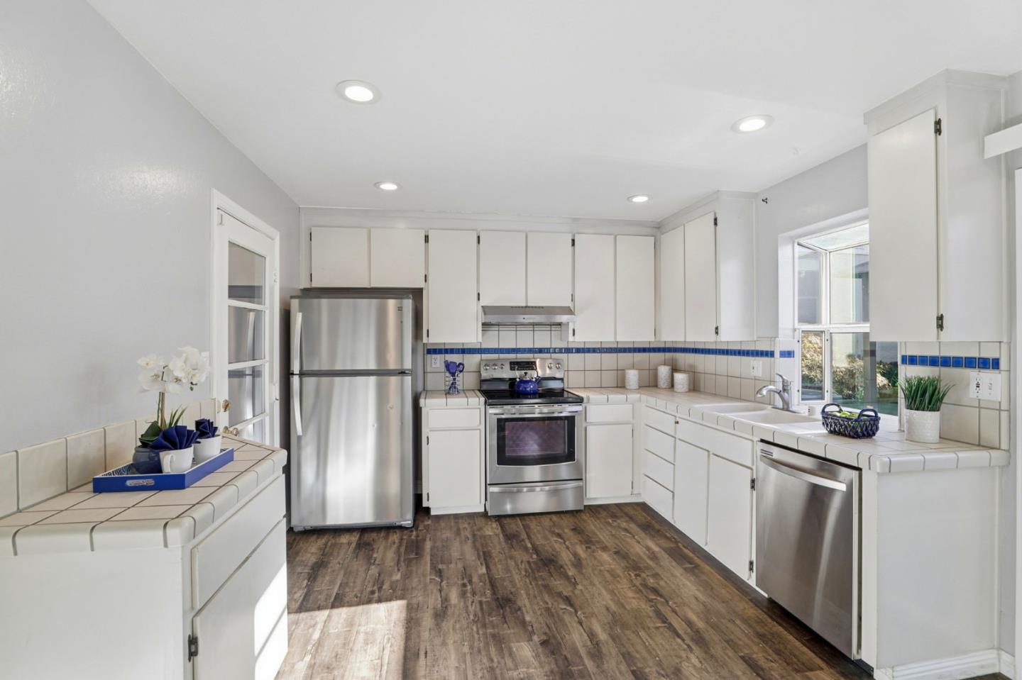 Detail Gallery Image 10 of 28 For 3815 Marfrance Dr, San Jose,  CA 95121 - 3 Beds | 2 Baths