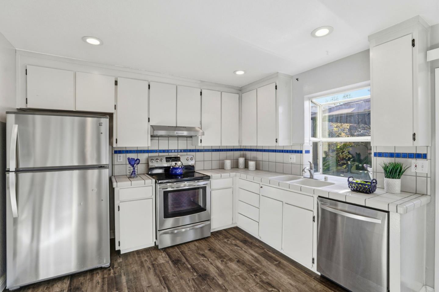 Detail Gallery Image 11 of 28 For 3815 Marfrance Dr, San Jose,  CA 95121 - 3 Beds | 2 Baths