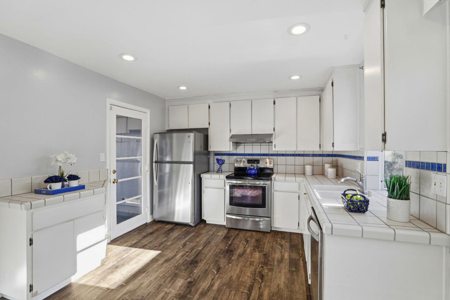 Detail Gallery Image 12 of 28 For 3815 Marfrance Dr, San Jose,  CA 95121 - 3 Beds | 2 Baths