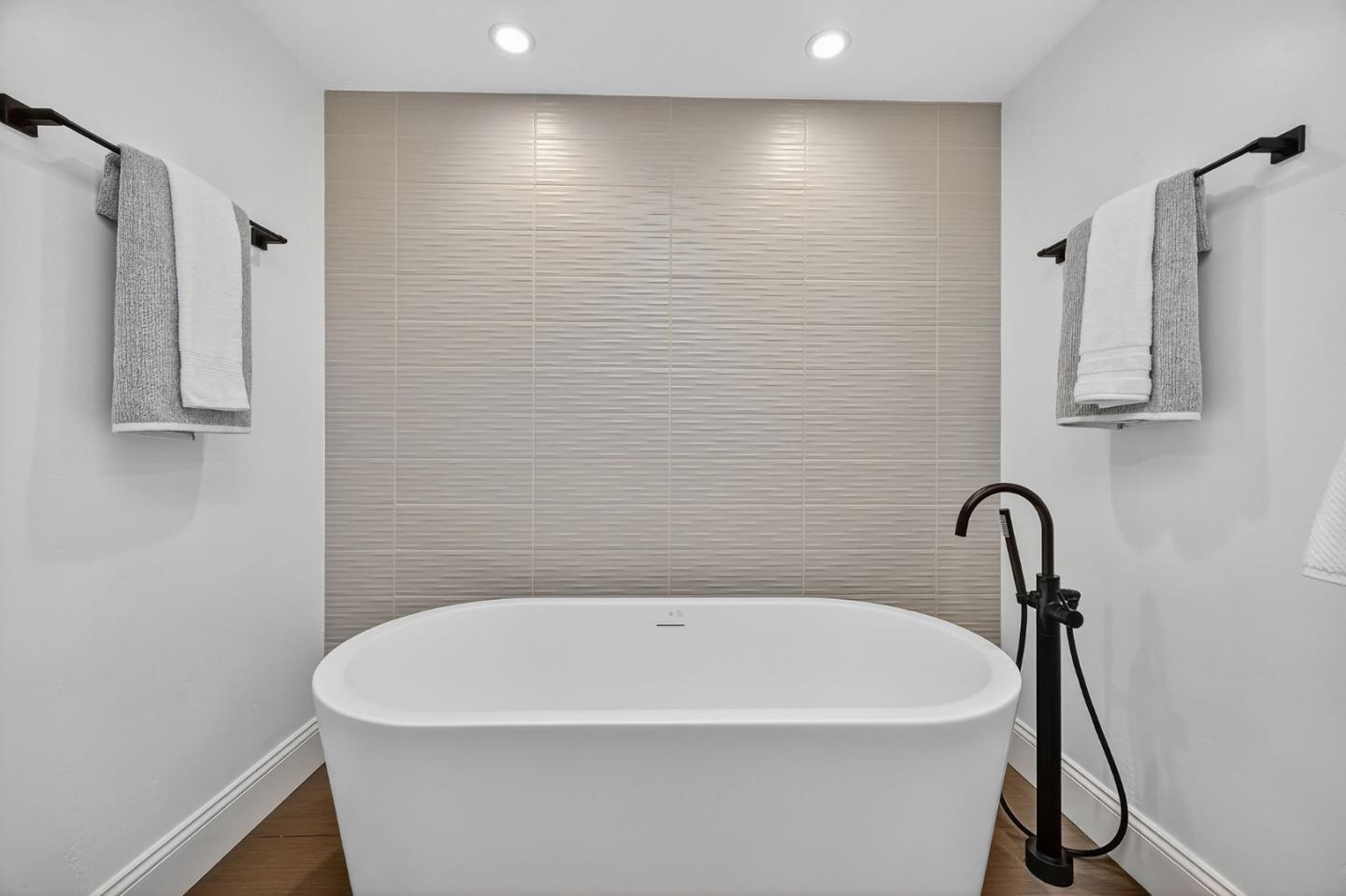 Detail Gallery Image 32 of 65 For 170 Stone Pine Ln, Menlo Park,  CA 94025 - 3 Beds | 2/1 Baths