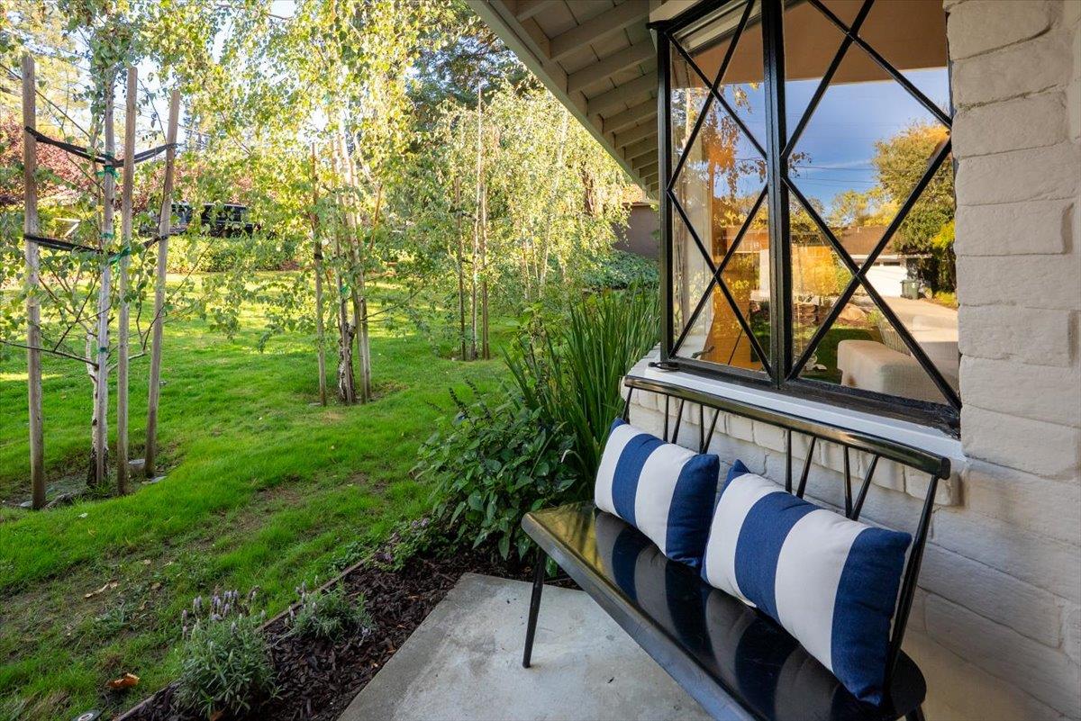 Detail Gallery Image 4 of 51 For 630 La Mesa Dr, Portola Valley,  CA 94028 - 4 Beds | 3 Baths