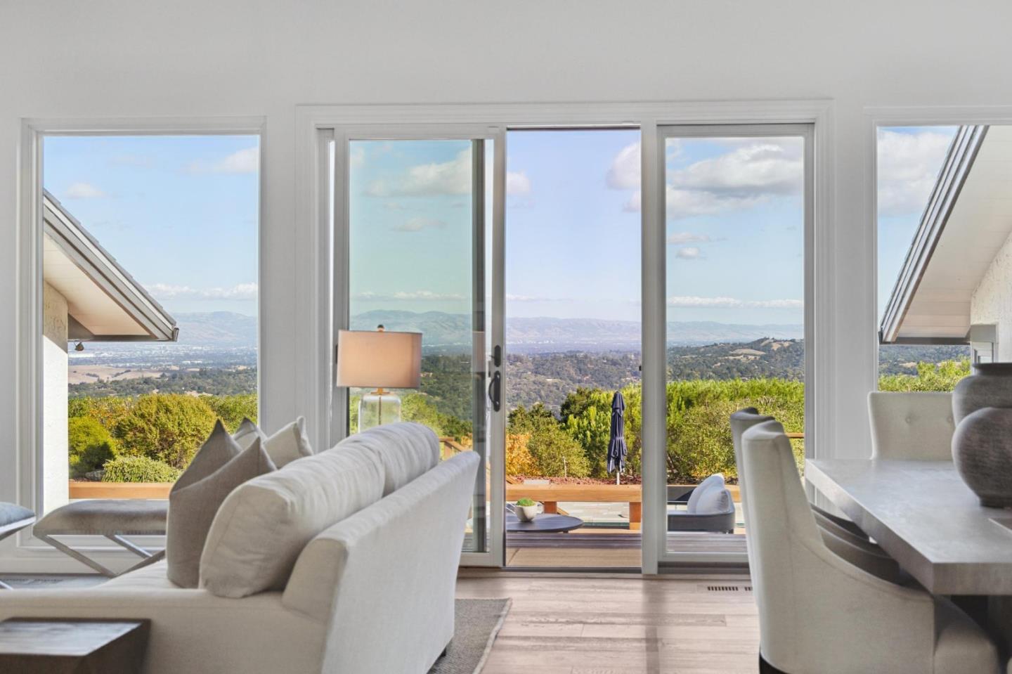 Detail Gallery Image 11 of 44 For 6 Friars Ln, Woodside,  CA 94062 - 4 Beds | 2/2 Baths