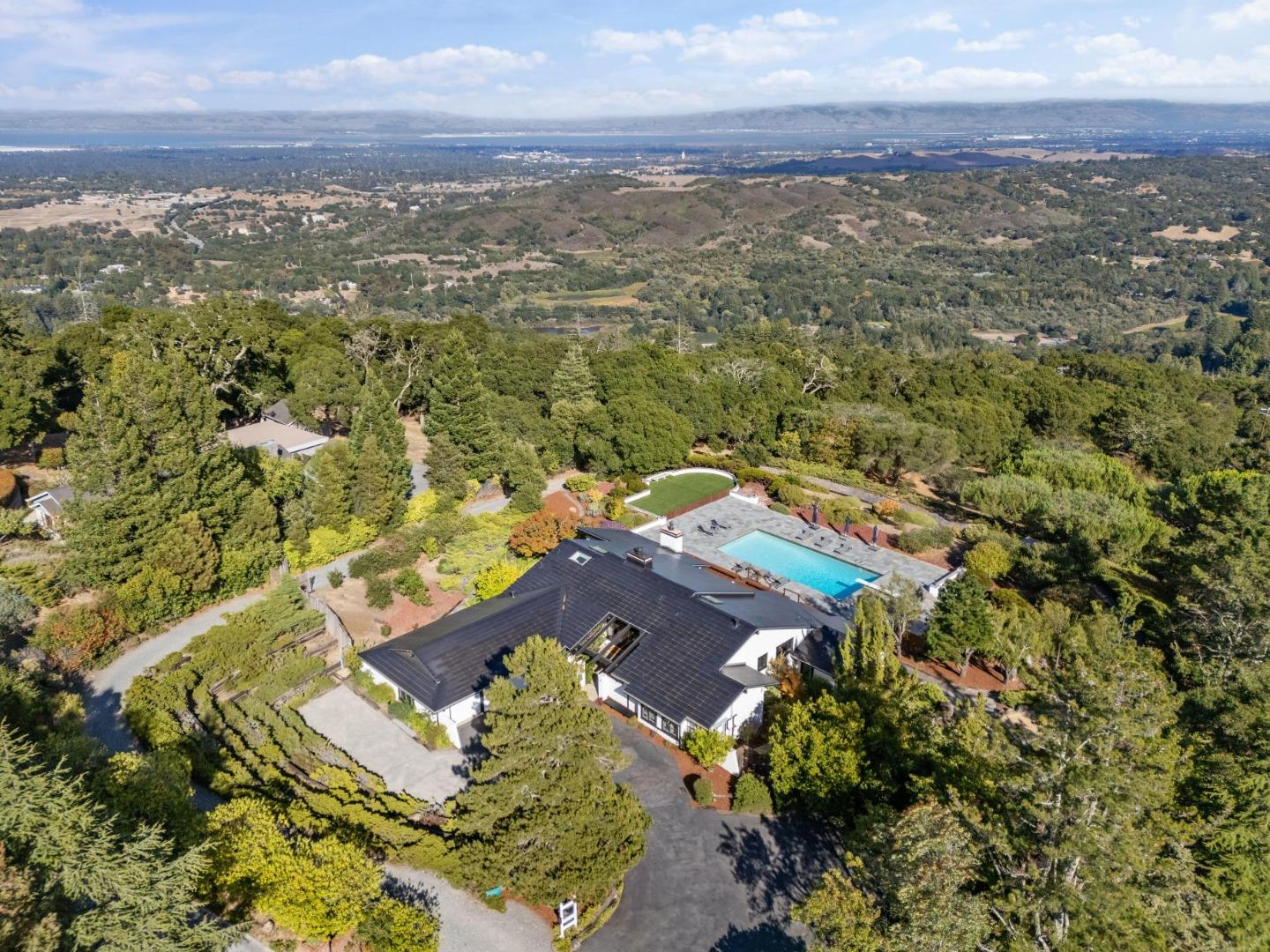 Detail Gallery Image 2 of 44 For 6 Friars Ln, Woodside,  CA 94062 - 4 Beds | 2/2 Baths