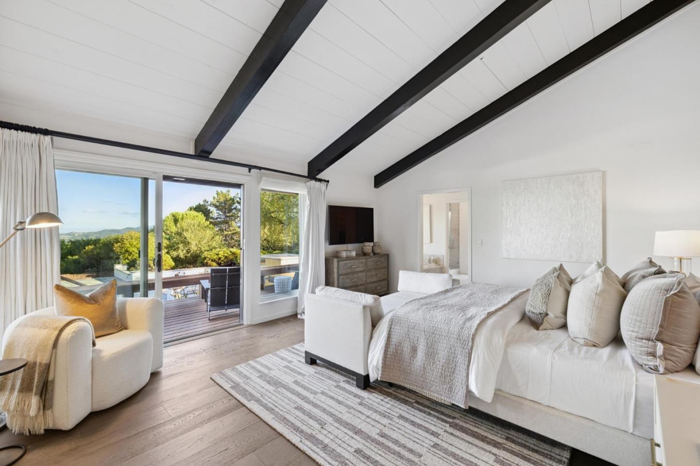 Detail Gallery Image 21 of 44 For 6 Friars Ln, Woodside,  CA 94062 - 4 Beds | 2/2 Baths