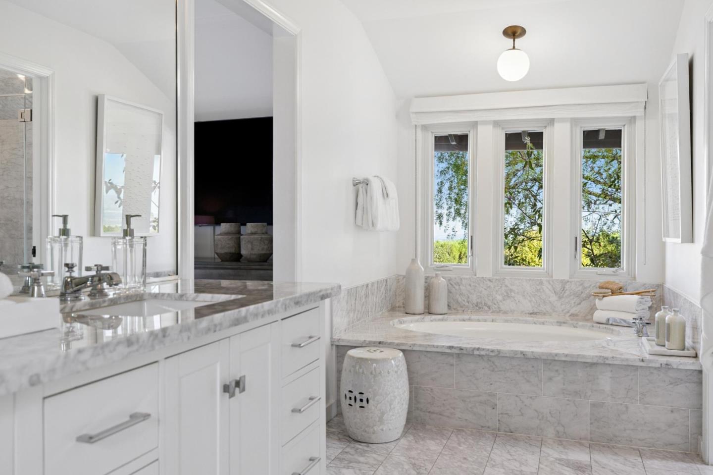 Detail Gallery Image 22 of 44 For 6 Friars Ln, Woodside,  CA 94062 - 4 Beds | 2/2 Baths