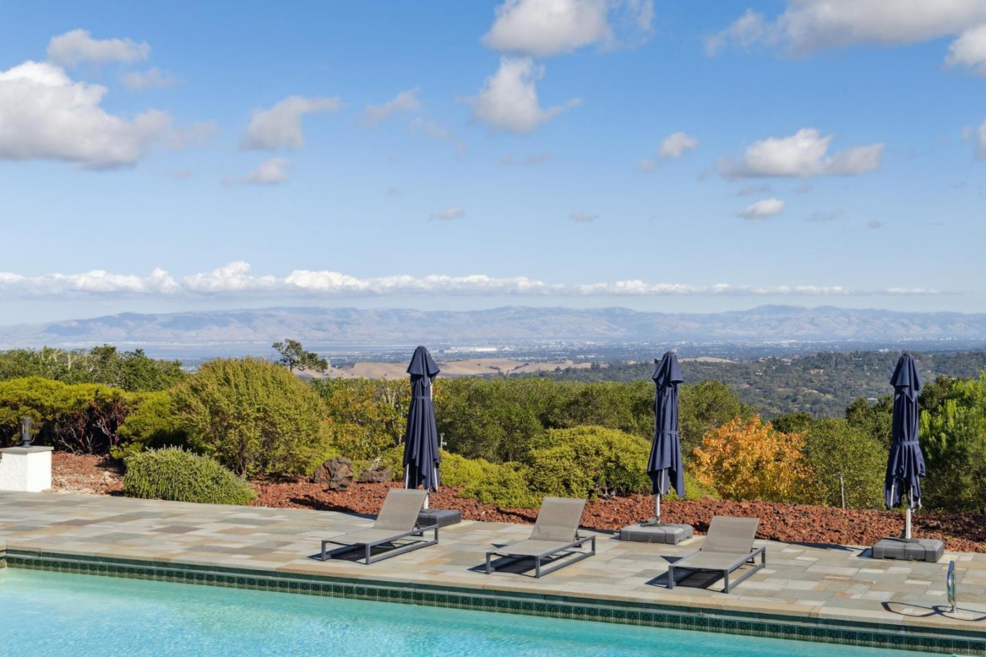 Detail Gallery Image 32 of 44 For 6 Friars Ln, Woodside,  CA 94062 - 4 Beds | 2/2 Baths