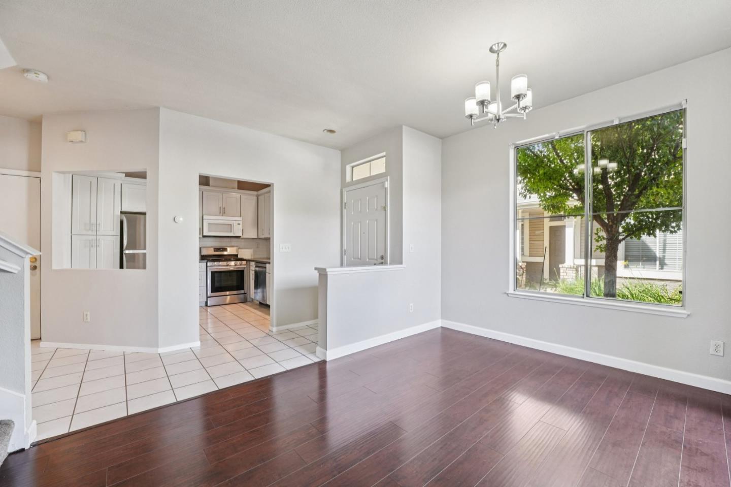 Detail Gallery Image 11 of 54 For 337 Ballymore Cir, San Jose,  CA 95136 - 3 Beds | 2/1 Baths