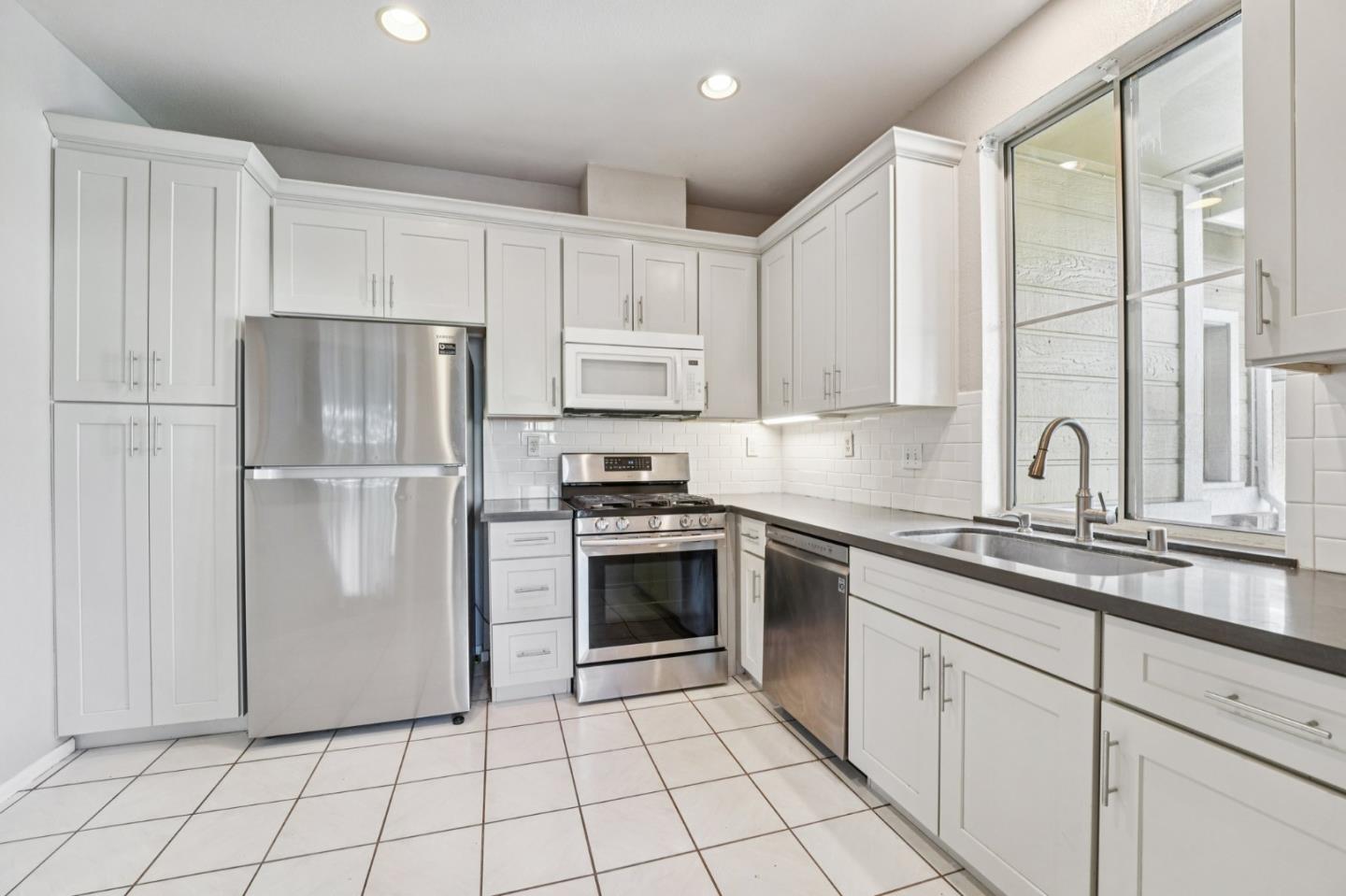 Detail Gallery Image 14 of 54 For 337 Ballymore Cir, San Jose,  CA 95136 - 3 Beds | 2/1 Baths