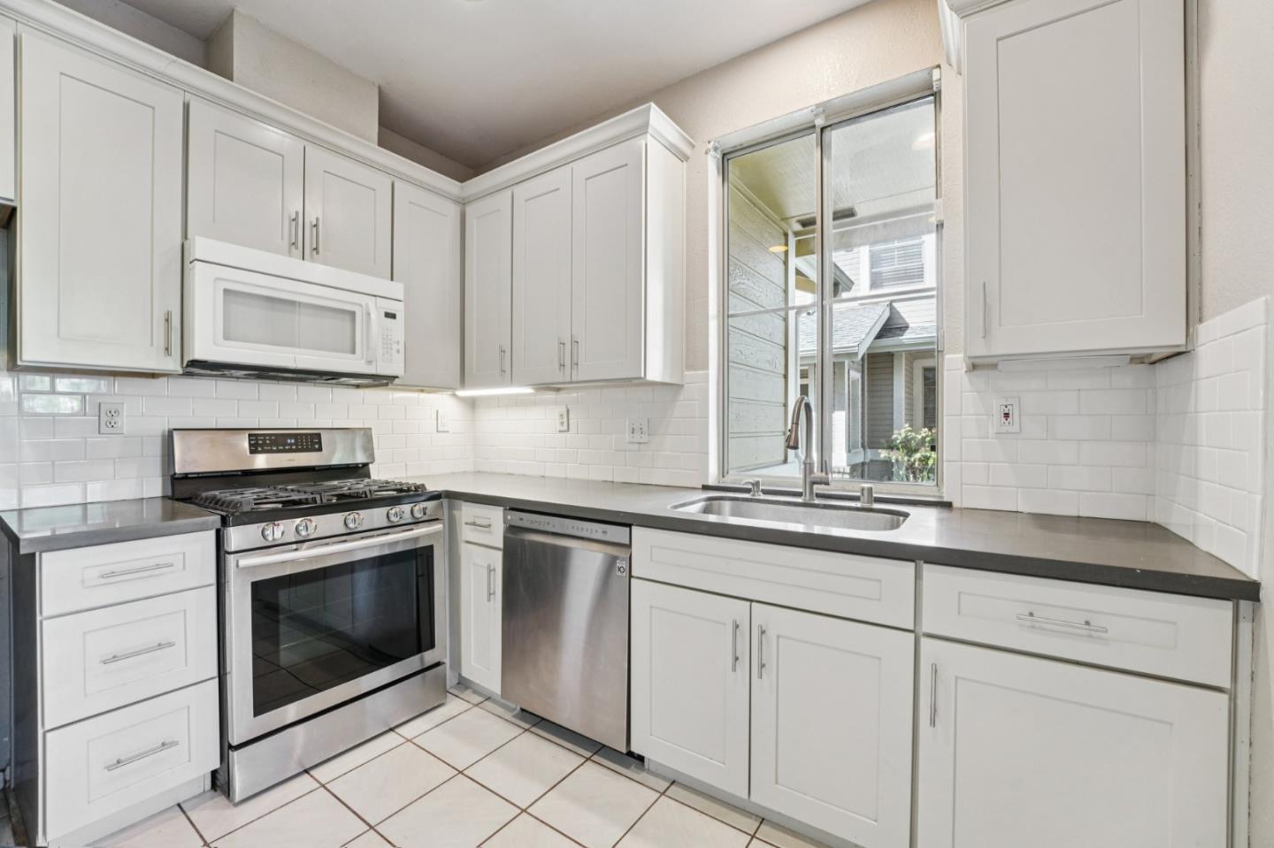 Detail Gallery Image 15 of 54 For 337 Ballymore Cir, San Jose,  CA 95136 - 3 Beds | 2/1 Baths