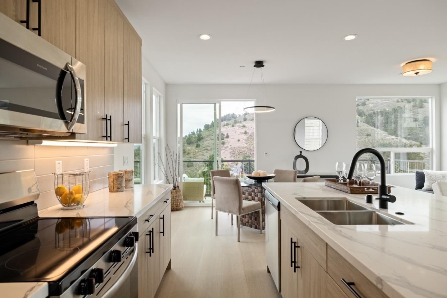 Detail Gallery Image 11 of 30 For 823 Fassler #823,  Pacifica,  CA 94044 - 4 Beds | 3 Baths