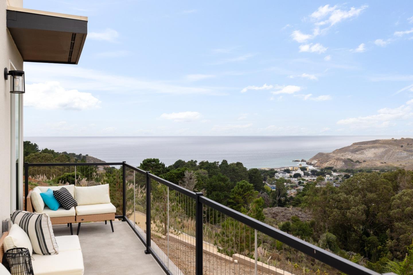 Detail Gallery Image 13 of 30 For 823 Fassler #823,  Pacifica,  CA 94044 - 4 Beds | 3 Baths