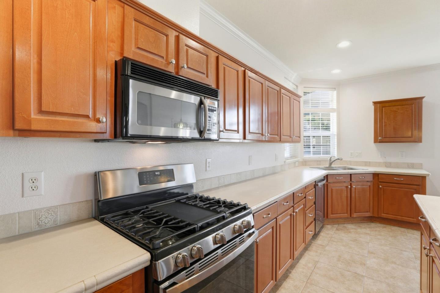 Detail Gallery Image 13 of 38 For 320 Chateau La Salle Dr #320,  San Jose,  CA 95111 - 3 Beds | 2 Baths