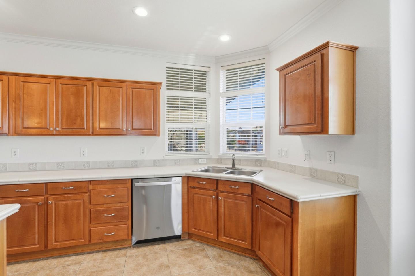 Detail Gallery Image 14 of 38 For 320 Chateau La Salle Dr #320,  San Jose,  CA 95111 - 3 Beds | 2 Baths