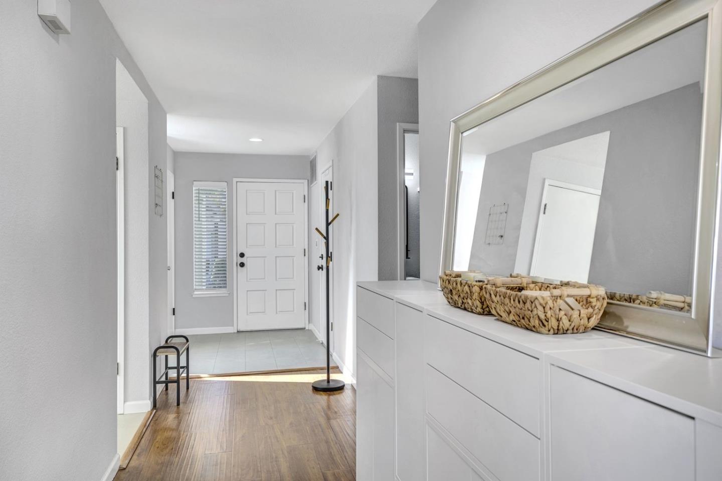 Detail Gallery Image 6 of 42 For 610 Skyway Dr, San Jose,  CA 95111 - 3 Beds | 3 Baths