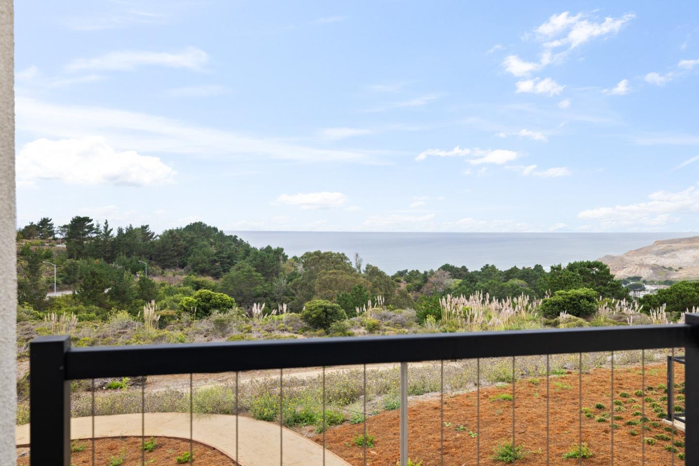 Detail Gallery Image 6 of 28 For 807 Fassler Ave, Pacifica,  CA 94044 - 3 Beds | 2/1 Baths