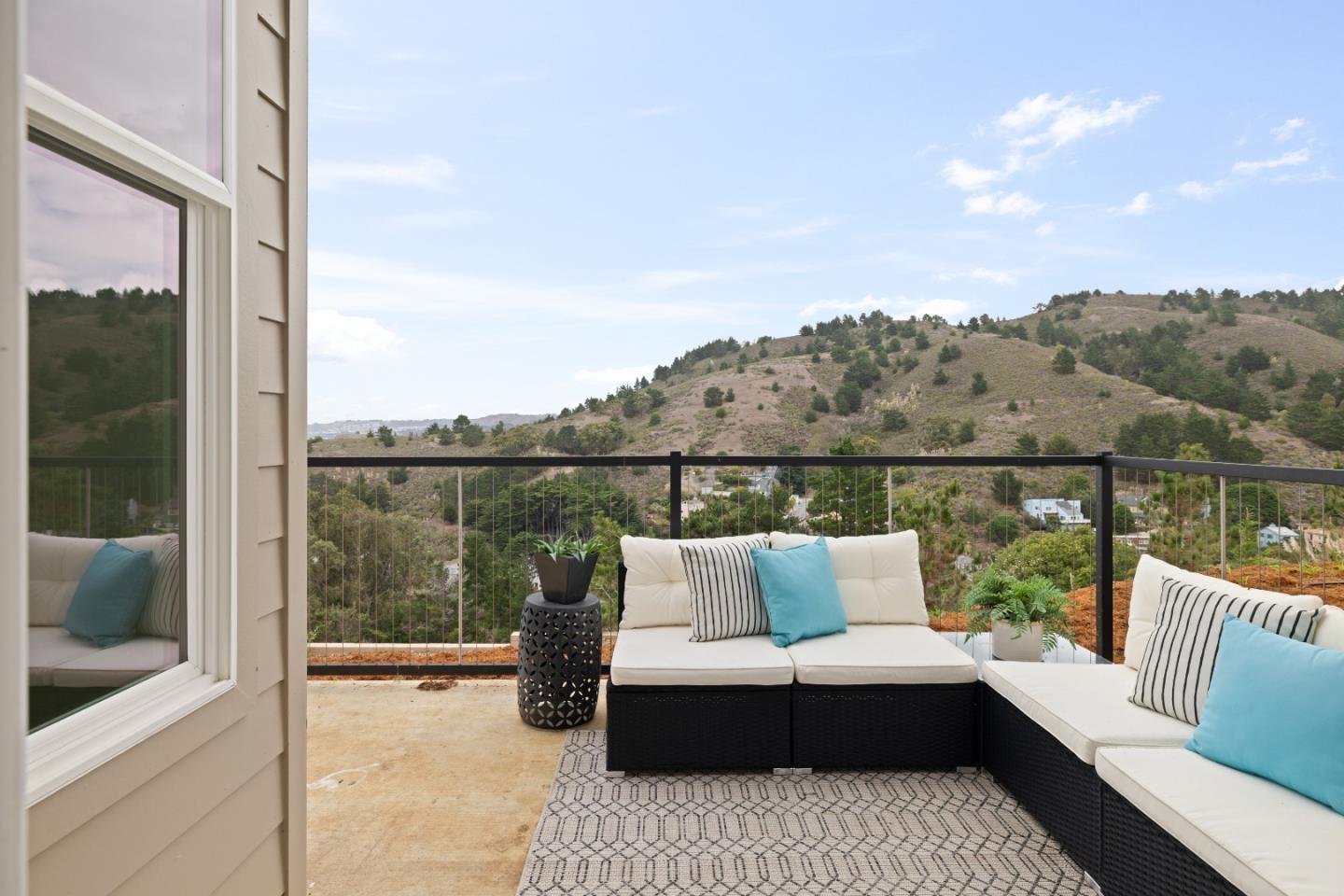 Detail Gallery Image 11 of 25 For 817 Fassler Ave, Pacifica,  CA 94044 - 3 Beds | 2/1 Baths