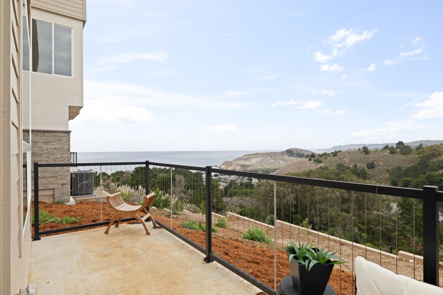 Detail Gallery Image 6 of 25 For 817 Fassler Ave, Pacifica,  CA 94044 - 3 Beds | 2/1 Baths