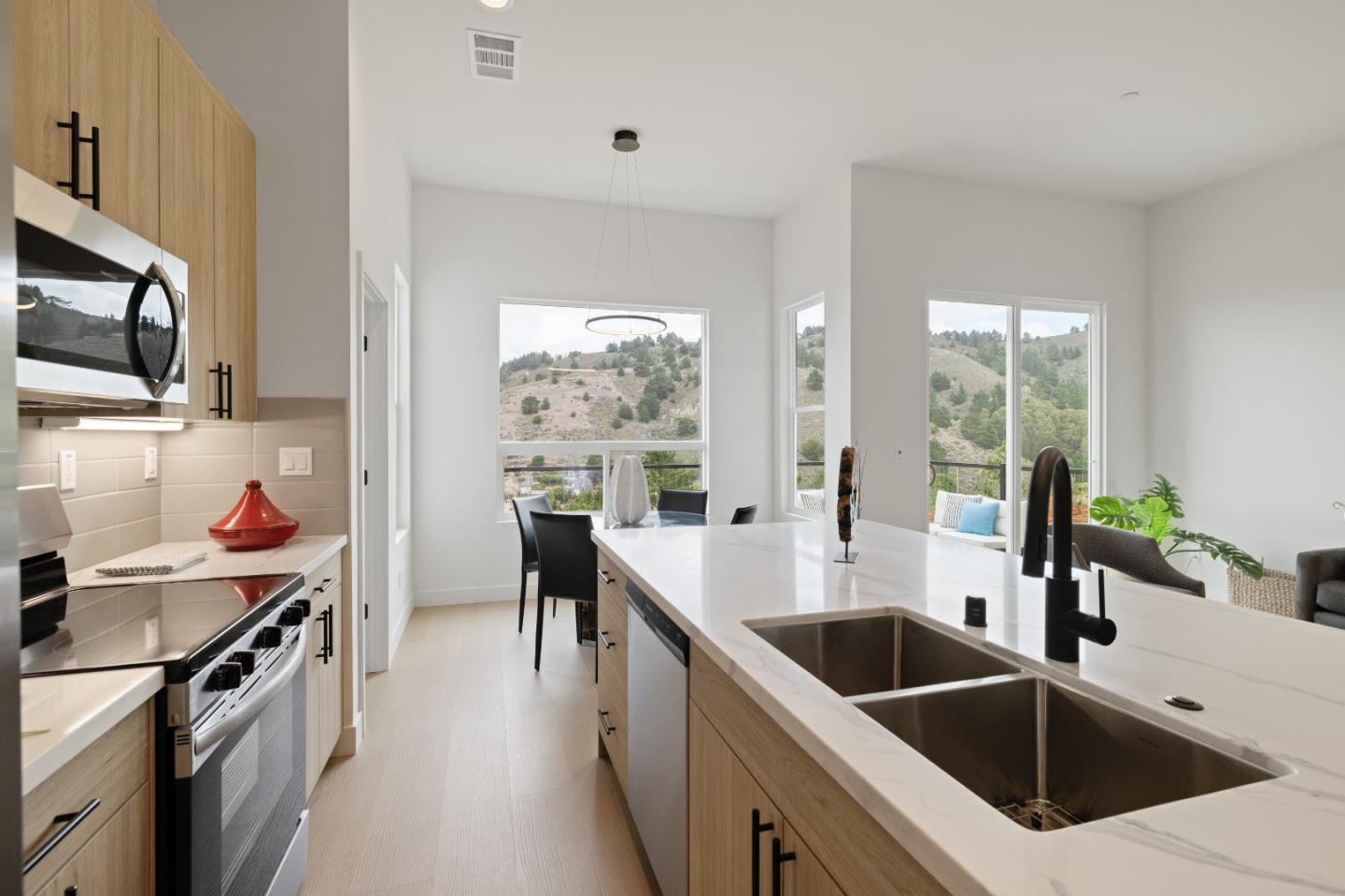 Detail Gallery Image 8 of 25 For 817 Fassler Ave, Pacifica,  CA 94044 - 3 Beds | 2/1 Baths