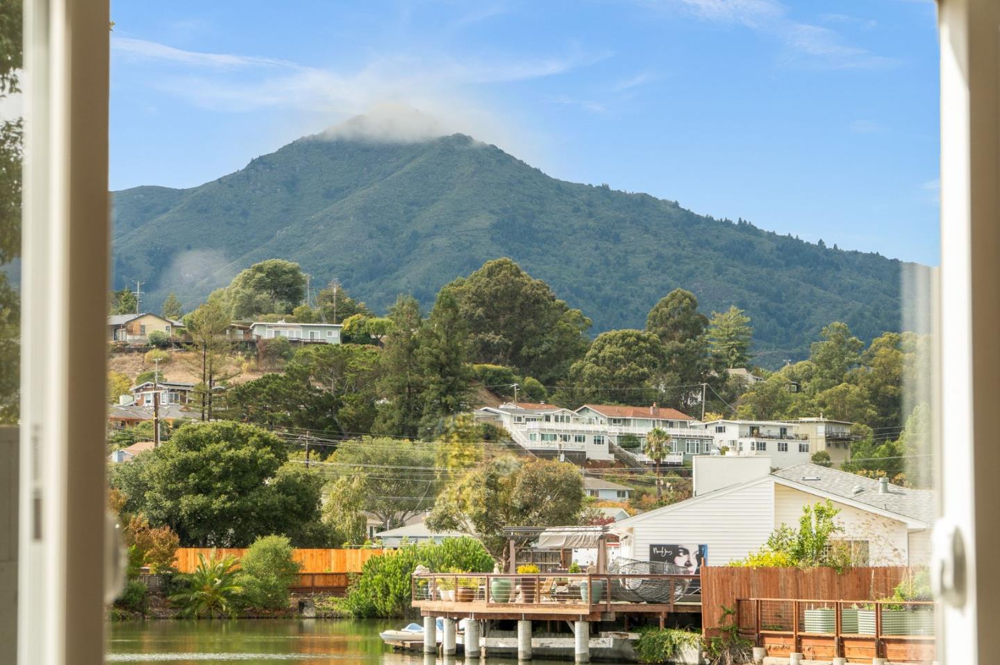 Detail Gallery Image 2 of 42 For 26 Council Crest Dr, Corte Madera,  CA 94925 - 3 Beds | 2 Baths