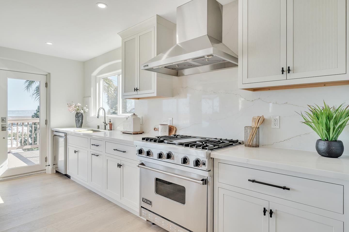 Detail Gallery Image 5 of 40 For 7 Chestnut St, San Carlos,  CA 94070 - 4 Beds | 3/1 Baths