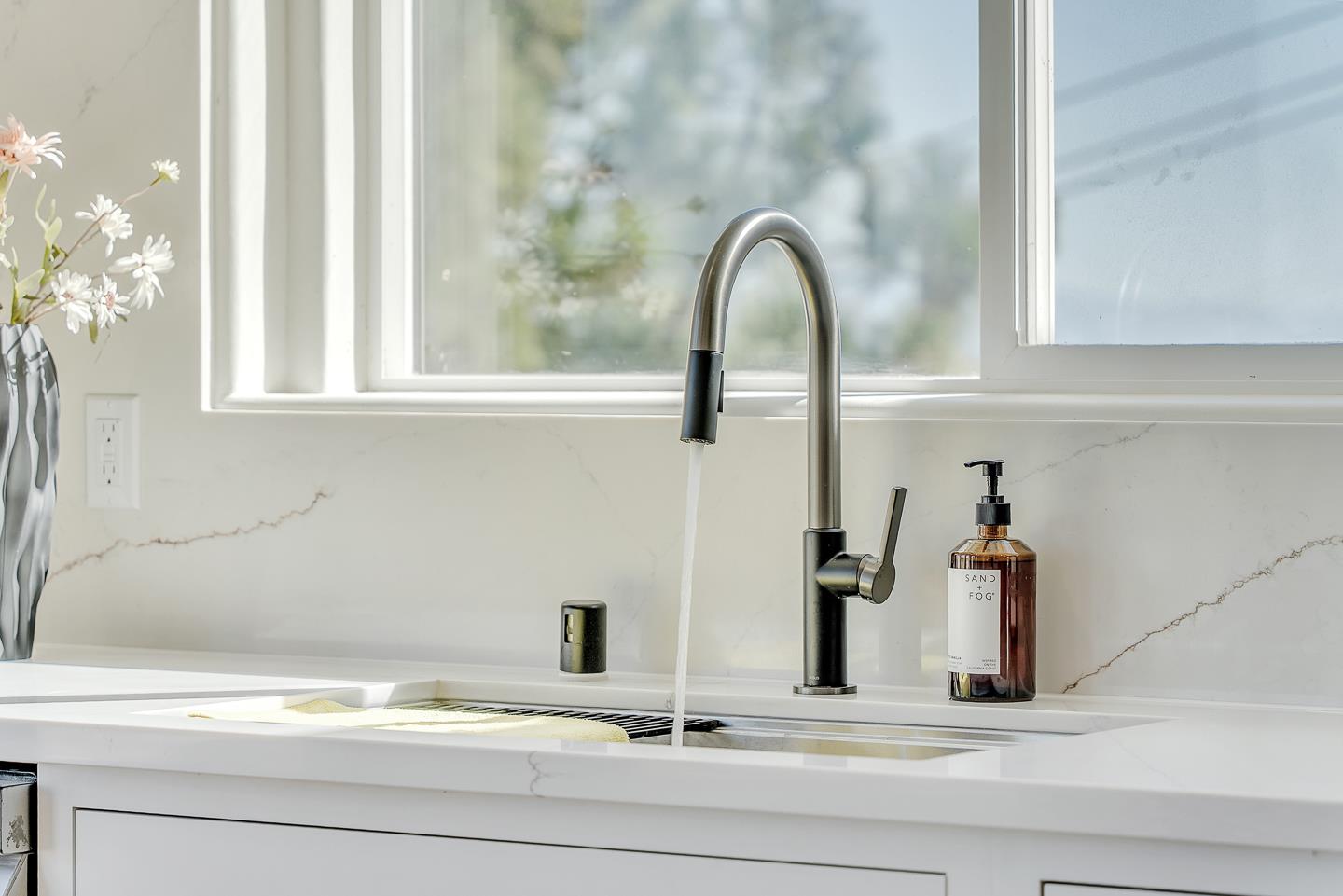 Detail Gallery Image 7 of 40 For 7 Chestnut St, San Carlos,  CA 94070 - 4 Beds | 3/1 Baths