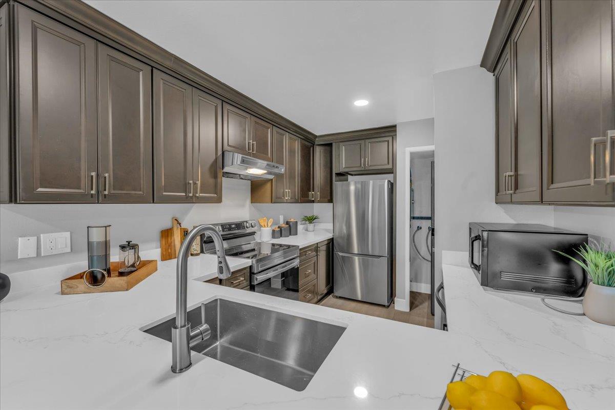 Detail Gallery Image 11 of 28 For 1685 Bayridge Way #204,  San Mateo,  CA 94402 - 2 Beds | 2 Baths