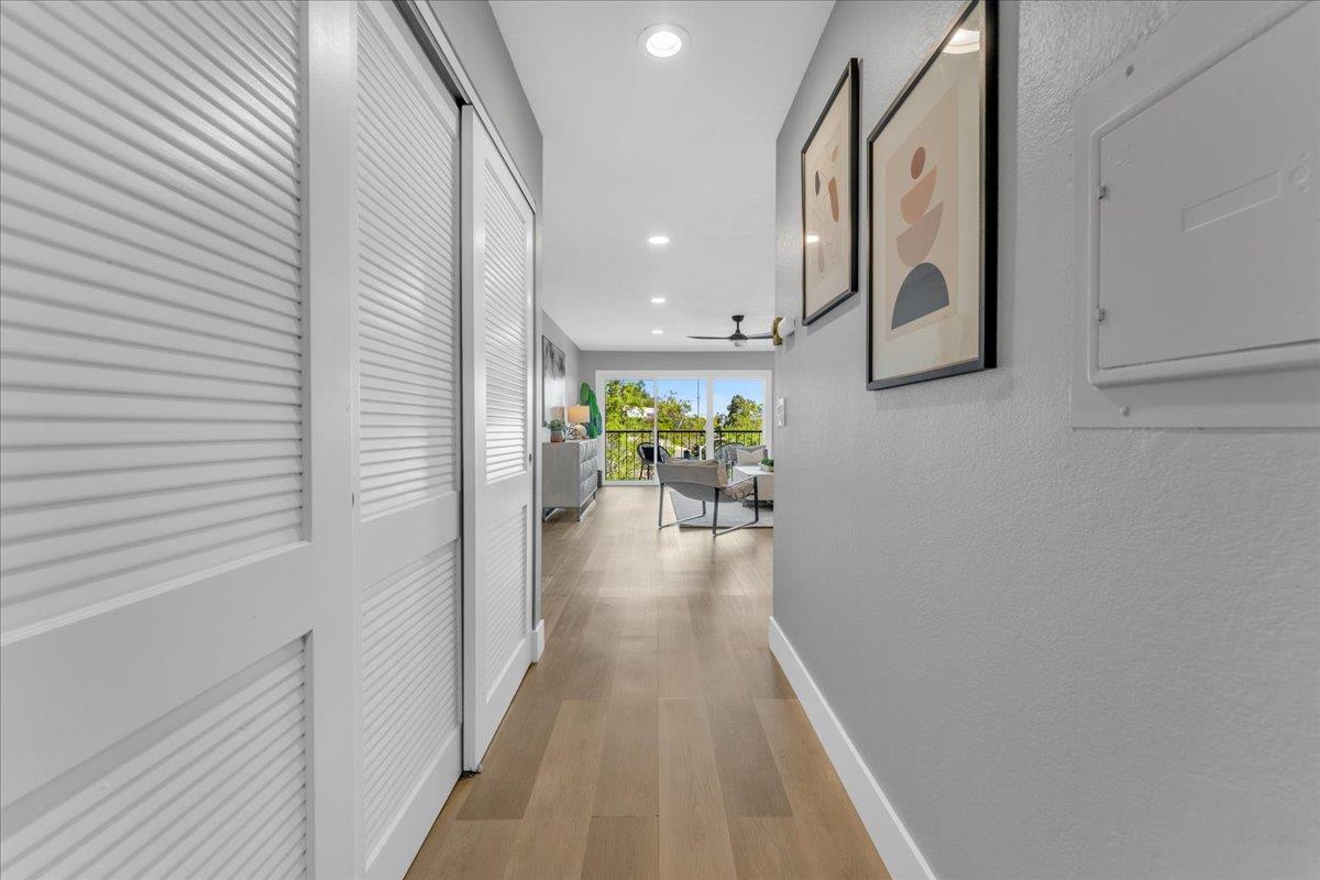 Detail Gallery Image 5 of 28 For 1685 Bayridge Way #204,  San Mateo,  CA 94402 - 2 Beds | 2 Baths
