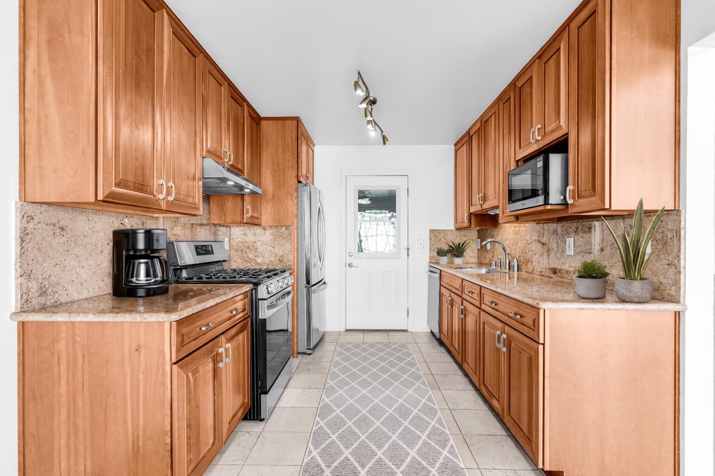 Detail Gallery Image 6 of 20 For 33162 Lake Pyramid St, Fremont,  CA 94555 - 5 Beds | 3 Baths