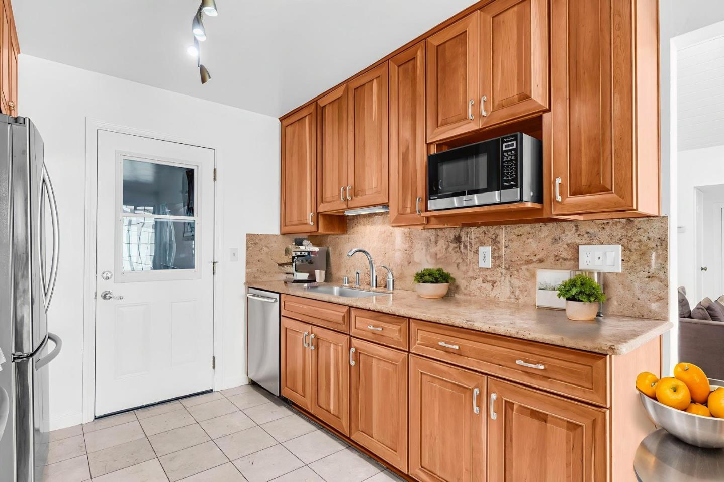 Detail Gallery Image 8 of 20 For 33162 Lake Pyramid St, Fremont,  CA 94555 - 5 Beds | 3 Baths