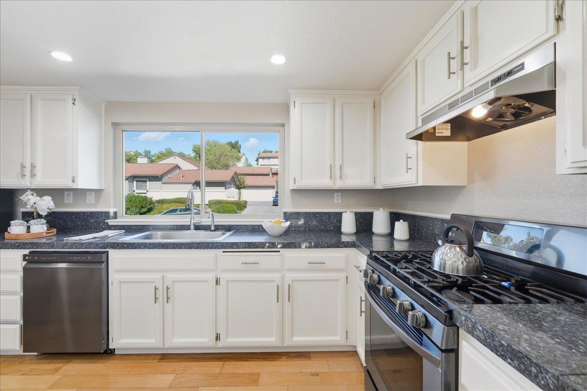 Detail Gallery Image 10 of 26 For 498 Verano Ct, San Jose,  CA 95111 - 3 Beds | 2/1 Baths