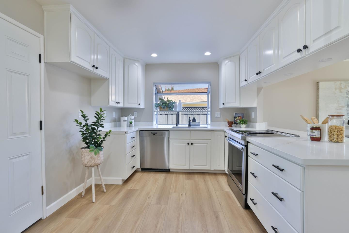 Detail Gallery Image 8 of 31 For 1072 Syracuse Dr, Sunnyvale,  CA 94087 - 4 Beds | 2 Baths