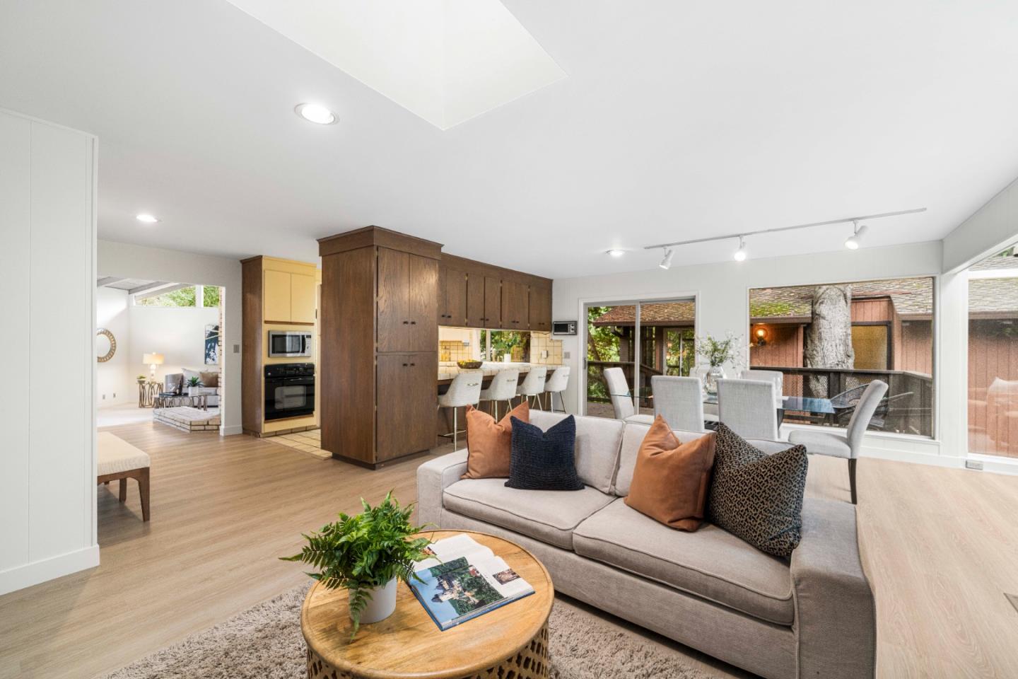 Detail Gallery Image 13 of 59 For 16325 Oakhurst Dr, Monte Sereno,  CA 95030 - 6 Beds | 3 Baths