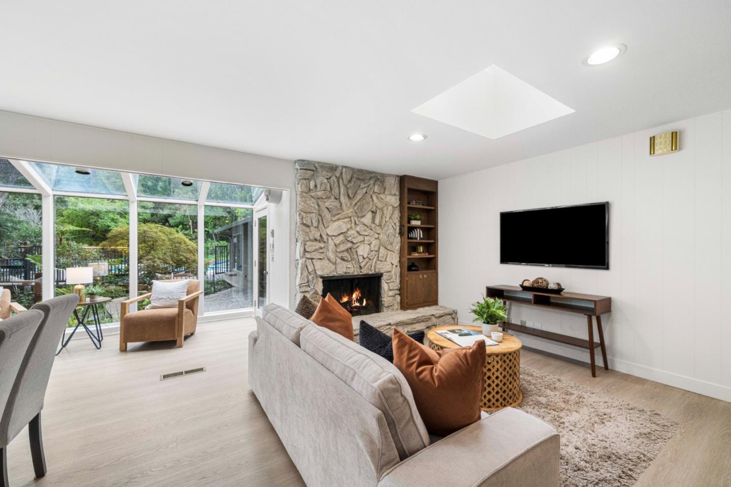 Detail Gallery Image 14 of 59 For 16325 Oakhurst Dr, Monte Sereno,  CA 95030 - 6 Beds | 3 Baths